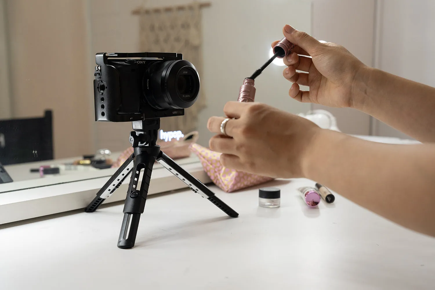 MT-01 Mini Tabletop Desk Tripod Stand for Flash Lighting and Cameras