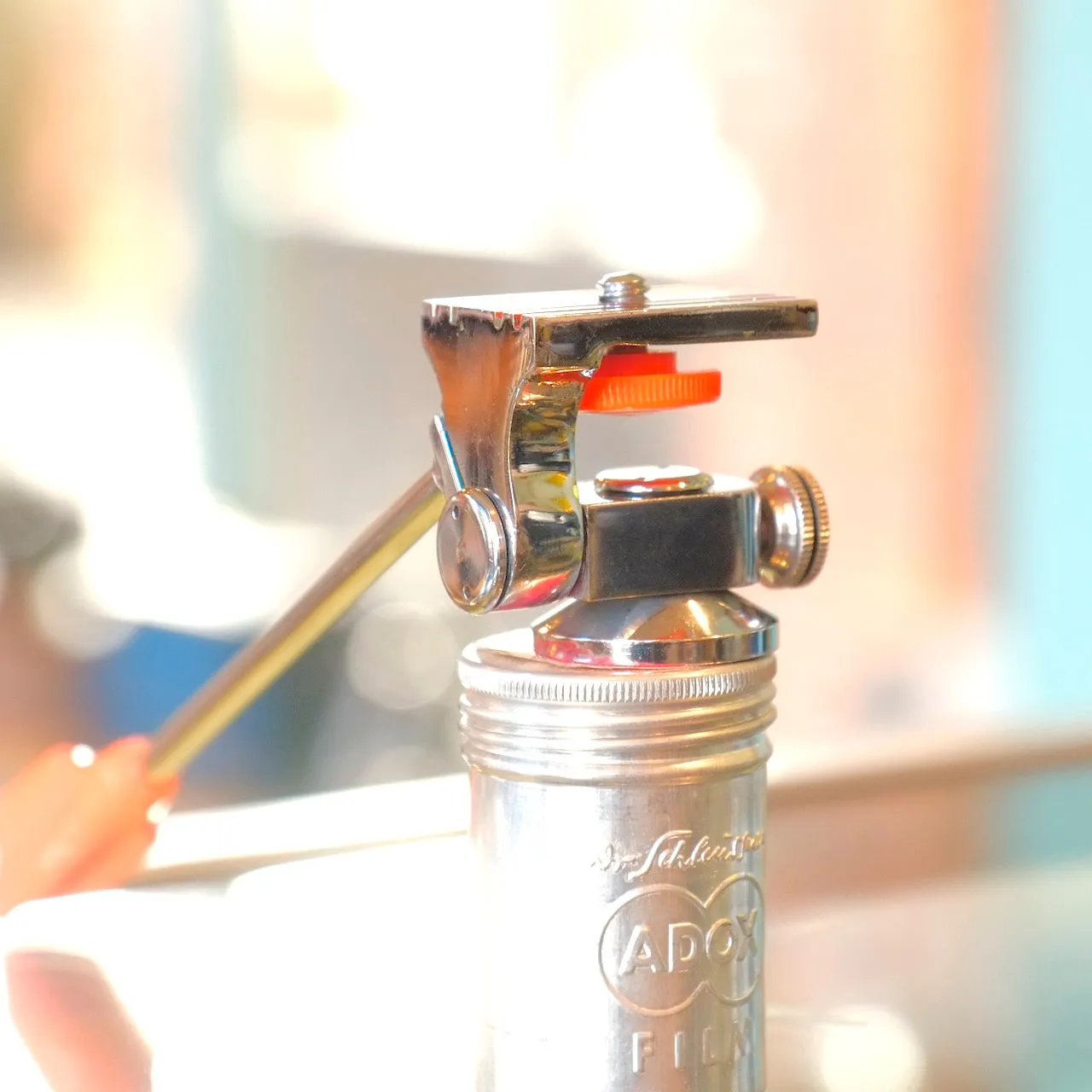 Tiny two-way tripod head